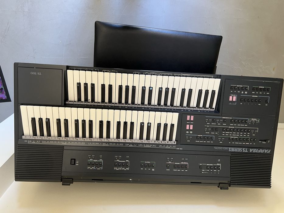 Órgão Eletrónico Farfisa TS 700 MIDI-Digital + Banco e Tampa