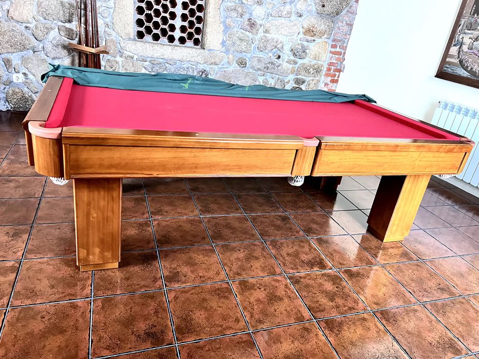 Mesa de snooker com acessórios