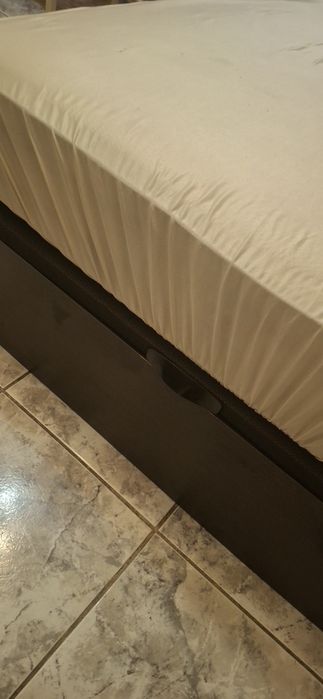 Cama casal com colchão e criados mudos