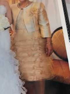 Requintado conjunto de cerimónia, vestido e bolero bege dourado, da luxuosa marca Carla Ruiz