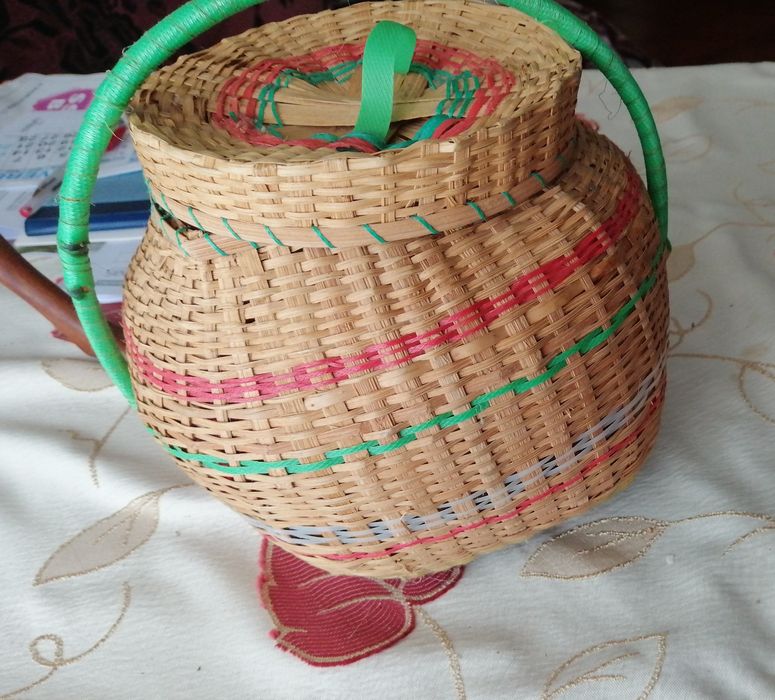 Cesta redonda com tampade vime antiga
