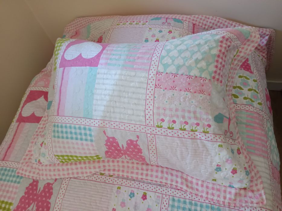 Colcha + almofada para cama de solteiro menina