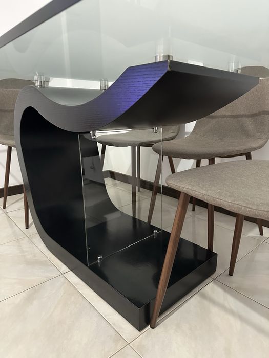 Mesa de jantar em vidro e base de madeira. 1.60 por 90.