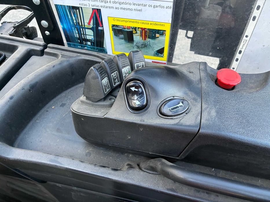 Empilhadora Retrátil Yale Ano 2019 em Excelente Estado