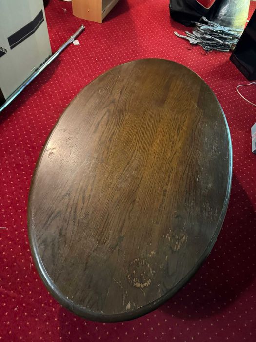 Dwa fotele ze stolikiem. Antyczne.