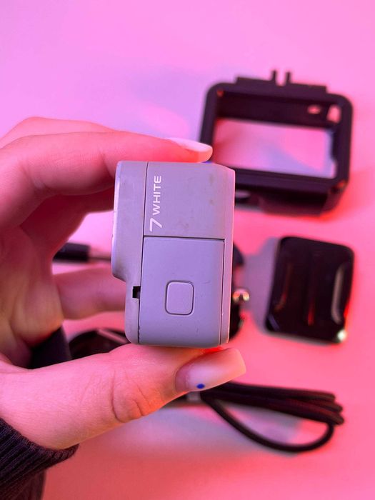 Екшн-камера GoPro Hero 7 White з картою пам'яті.
