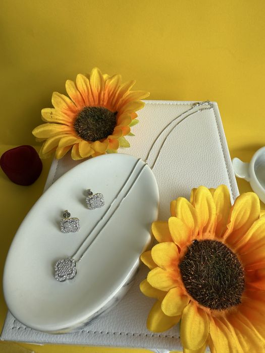 Conjunto trevo cravejado com pedras de zirconia semijoia