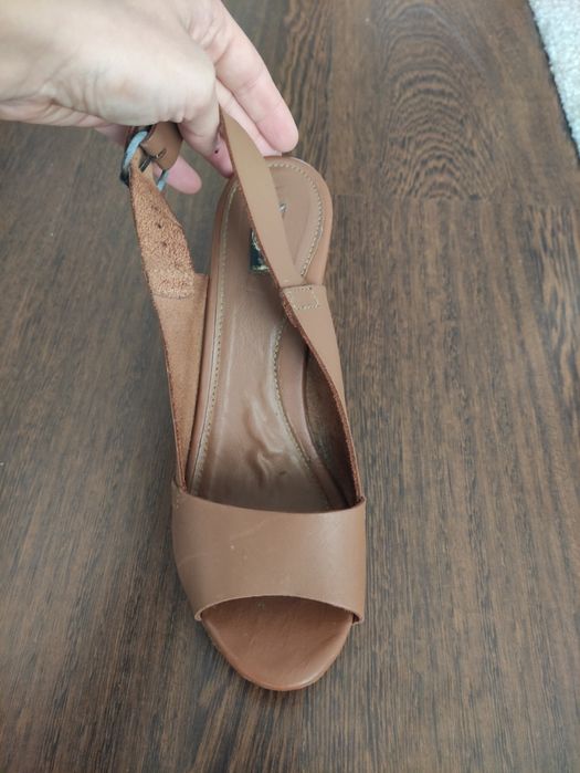 Sandálias em pele com tacão de madeira Stradivarius