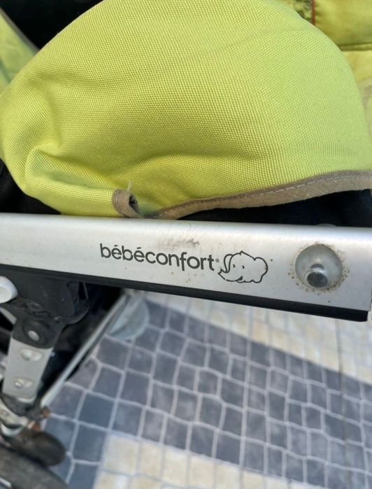Carrinho para transportar o bebé.
