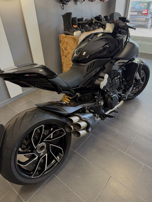 Ducati Diavel V4
