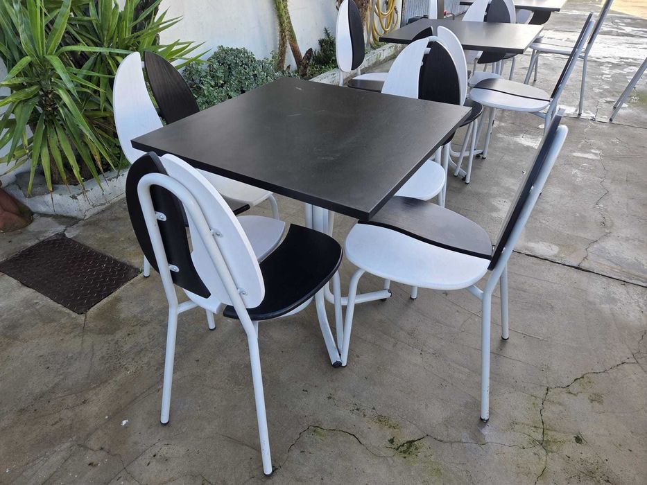 Mesas e cadeiras de café