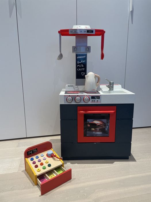 Zabawkowa kuchenka i kasa
