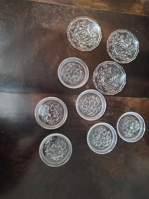 Vendo dois pequenos copos de shots e pratinhos cristal