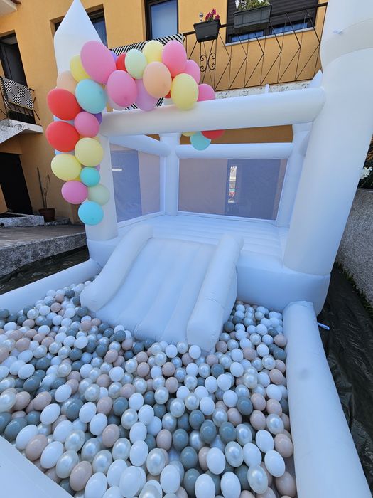 Aluguer Castelo Insuflável Branco e Soft Play - Festas Viseu