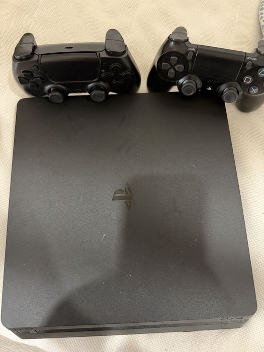 Playstation 4 com dois comandos