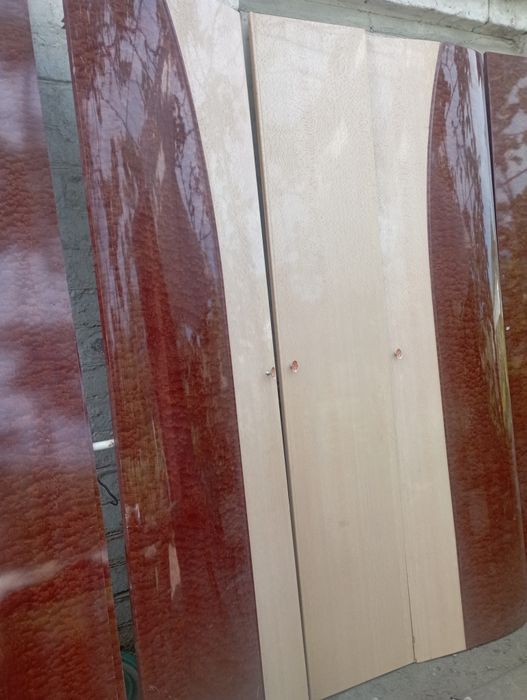 Гардероб  трёхдверный  бока шкафа овальные , размер стандарт.