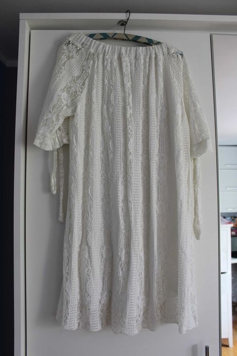 sukienka z odkrytymi ramionami z koronki koronką hiszpanka