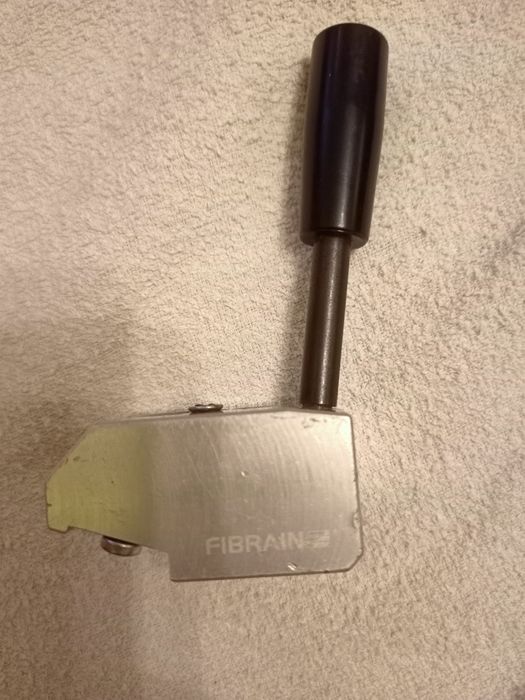 Nożyk do światłowodów wycinania okna w powłoce kabla łatwego dostępu