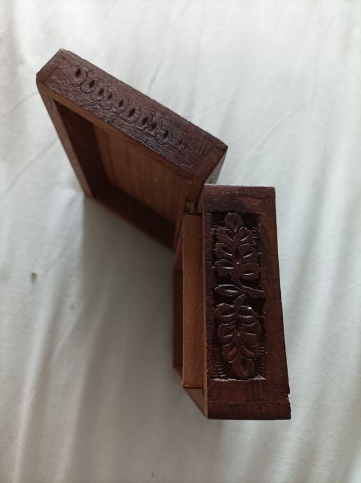 Porta joias de madeira