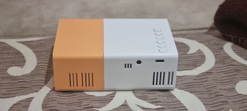 Мини проэктор YG300