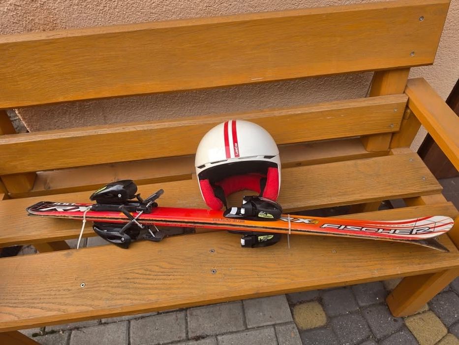 kask narciarski i narty