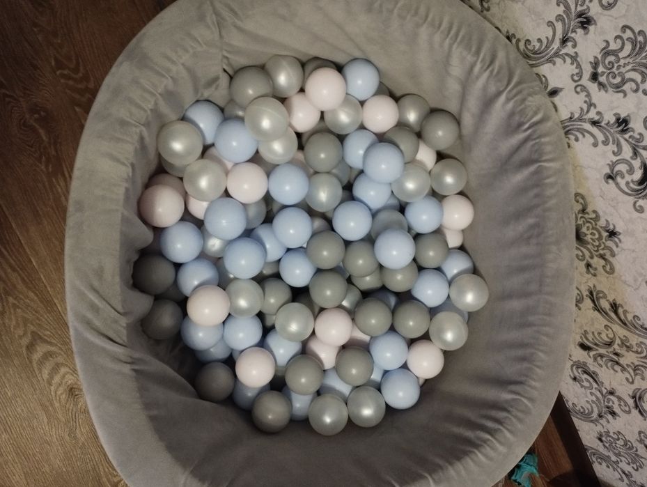 Сухий басейн з кульками