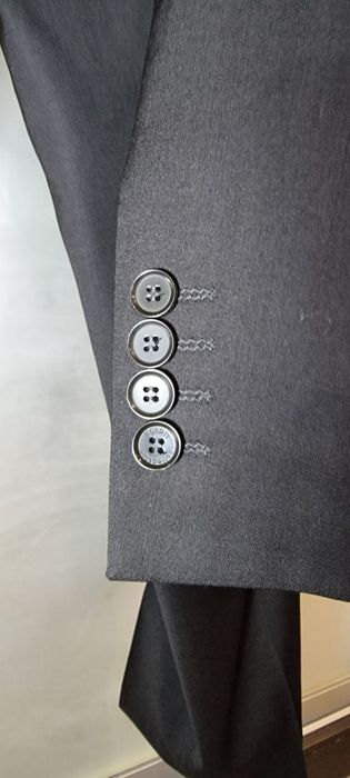 Продам новий костюм з вовни 100% esprit