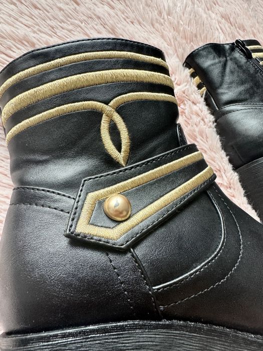 Czarne botki ze zlotymi zdobieniami