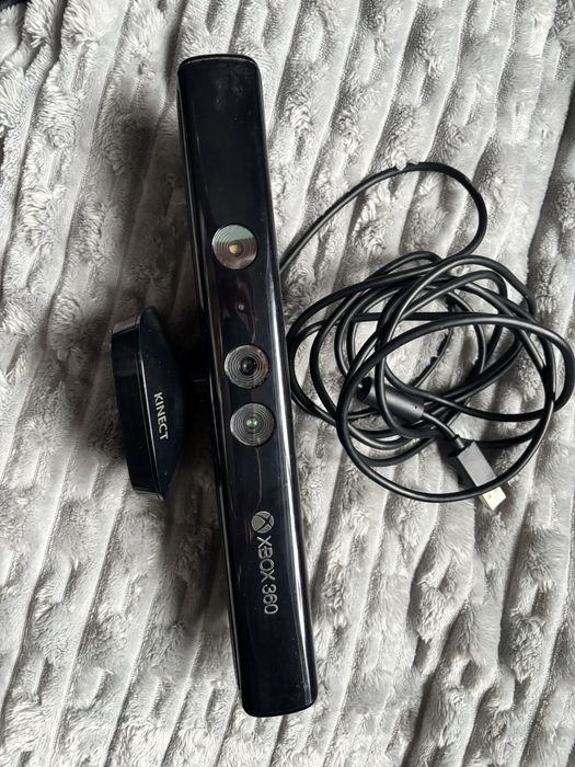 REZERWACJA Xbox360+kinect+2 pady+4 gry