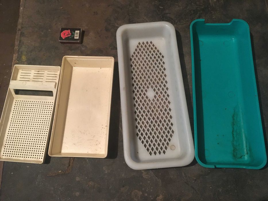 судки с решеткой пластиковые для животных б.у. недорого