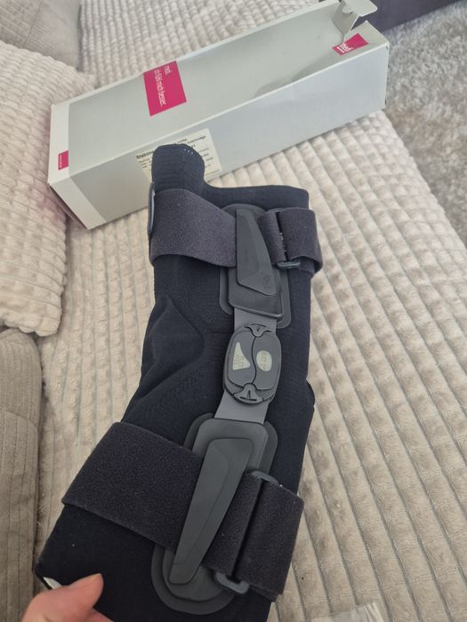 Miękka orteza stawu kolanowego ze stabilizatorem. M