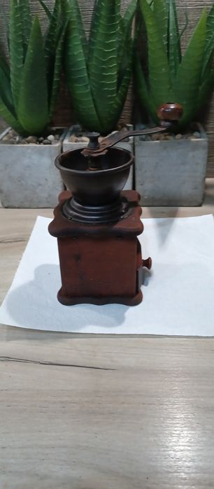 Stary drewniany młynek do kawy