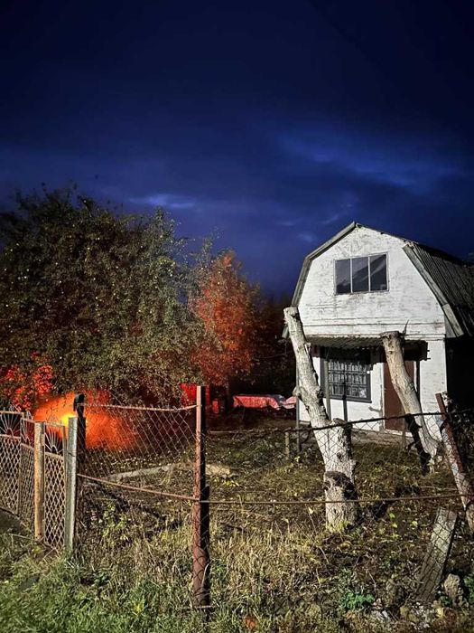 Двоповерхова дача 30м2 з затишною ділянкою