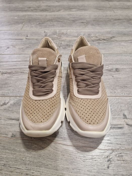 Продам женские кроссовки