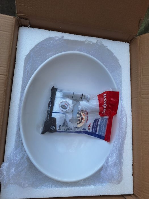 Umywalka nablatowa,owalna, biala.