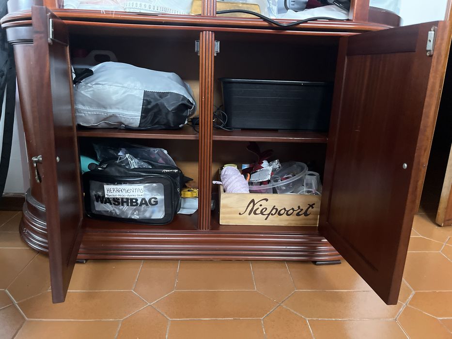 Vitrine de madeira maciça