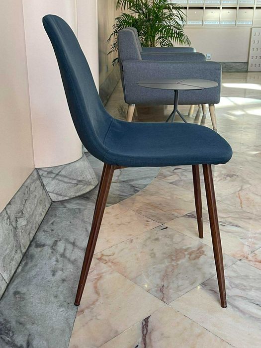 Cadeira elegante de tecido azul escuro