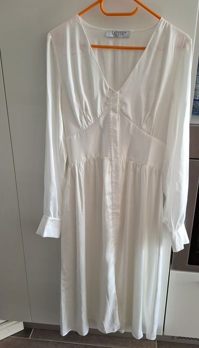 Святкова біла сукня та туфлі