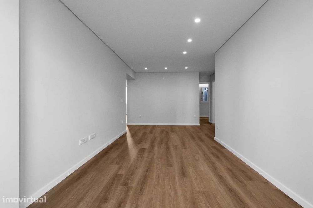 T2+1 totalmente remodelado no centro de Gaia — escola à porta, metro a