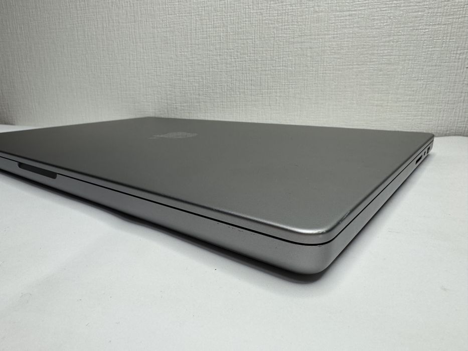 MacBook Pro Retina 16 2021 M1 Pro /16GB,1TB SSD Space