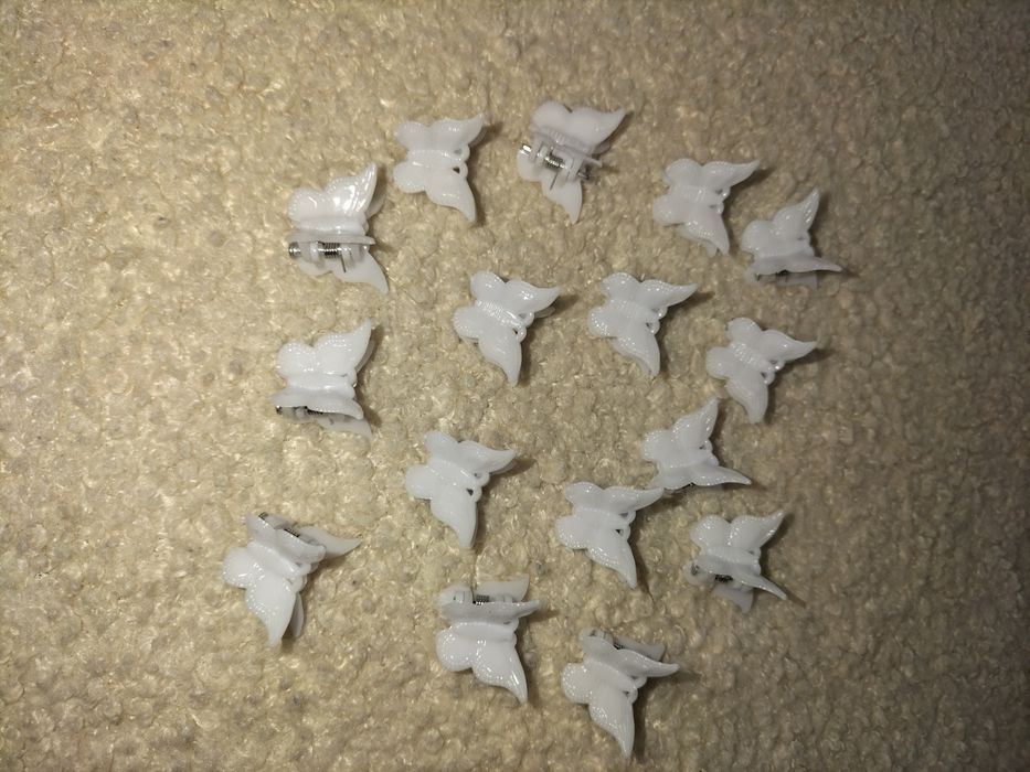 Zestaw małych białych spinek do włosów motyle