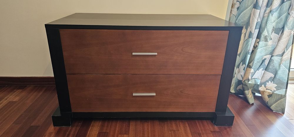 Cómoda Madeira Preta Castanha