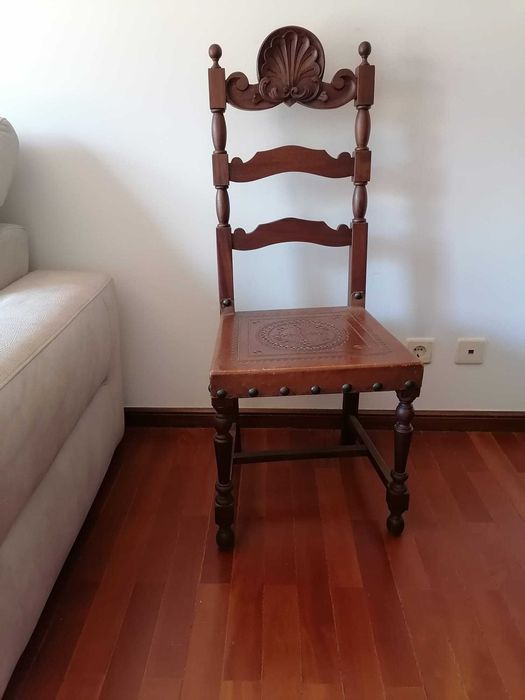 4 cadeiras vintage de sala de jantar em madeira e assento de couro