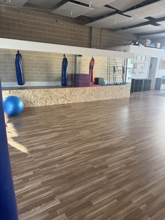 Cede-se sala em ginásio com 100m2