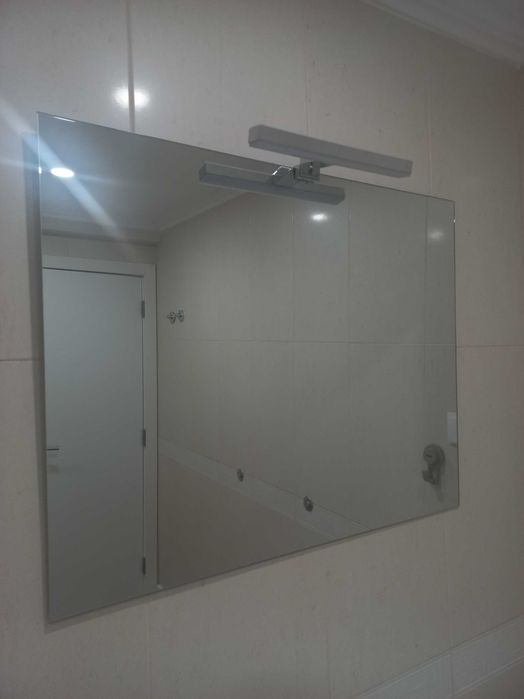 Espelho de casa de banho com iluminação LED