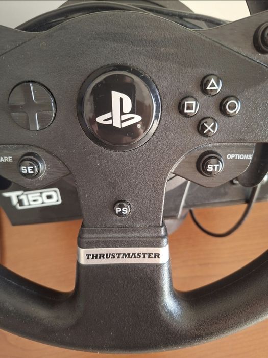 Volante ThrustMaster compatível com PlayStation e PC