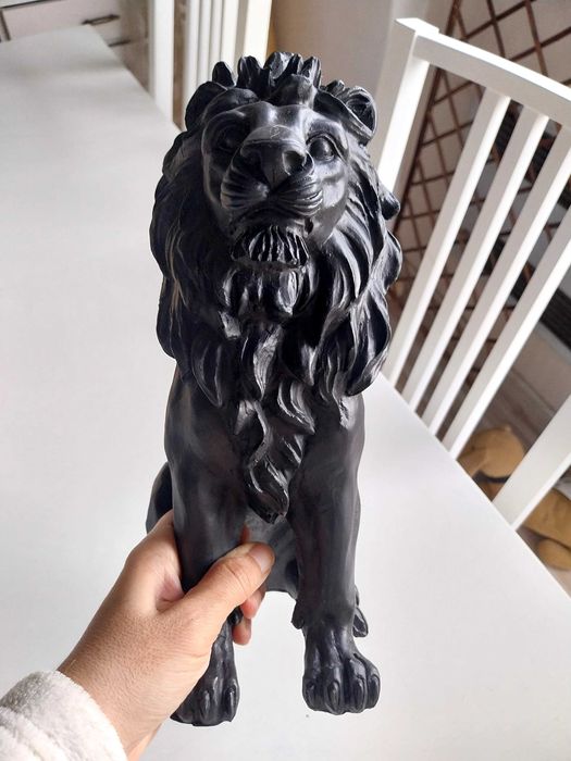 Estátua/estatueta de leão preto