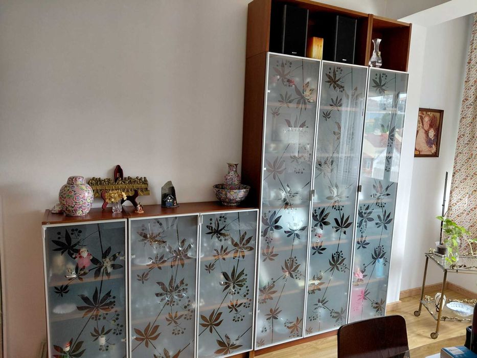 Estante em vidro pintado e mesa de apoio