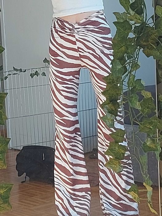 dzwony legginsowe w zebre