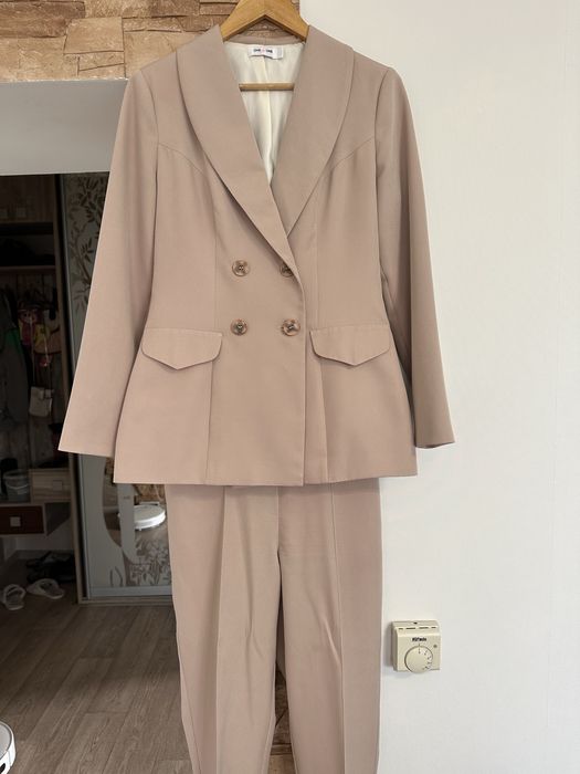 Класичний бежевий костюм One by one